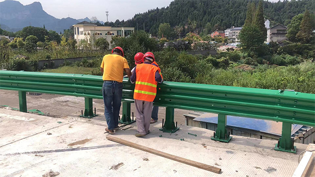宿迁高速公路护栏板的维护确保道路安全的关键环节